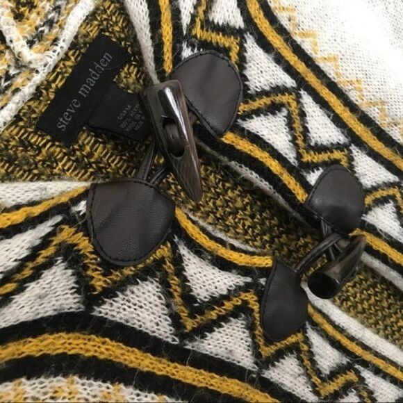 STEVE MADDEN Boho Southwestern Tribal Fringe Knit Poncho Toggle Closure OS - Picture 3 of 3